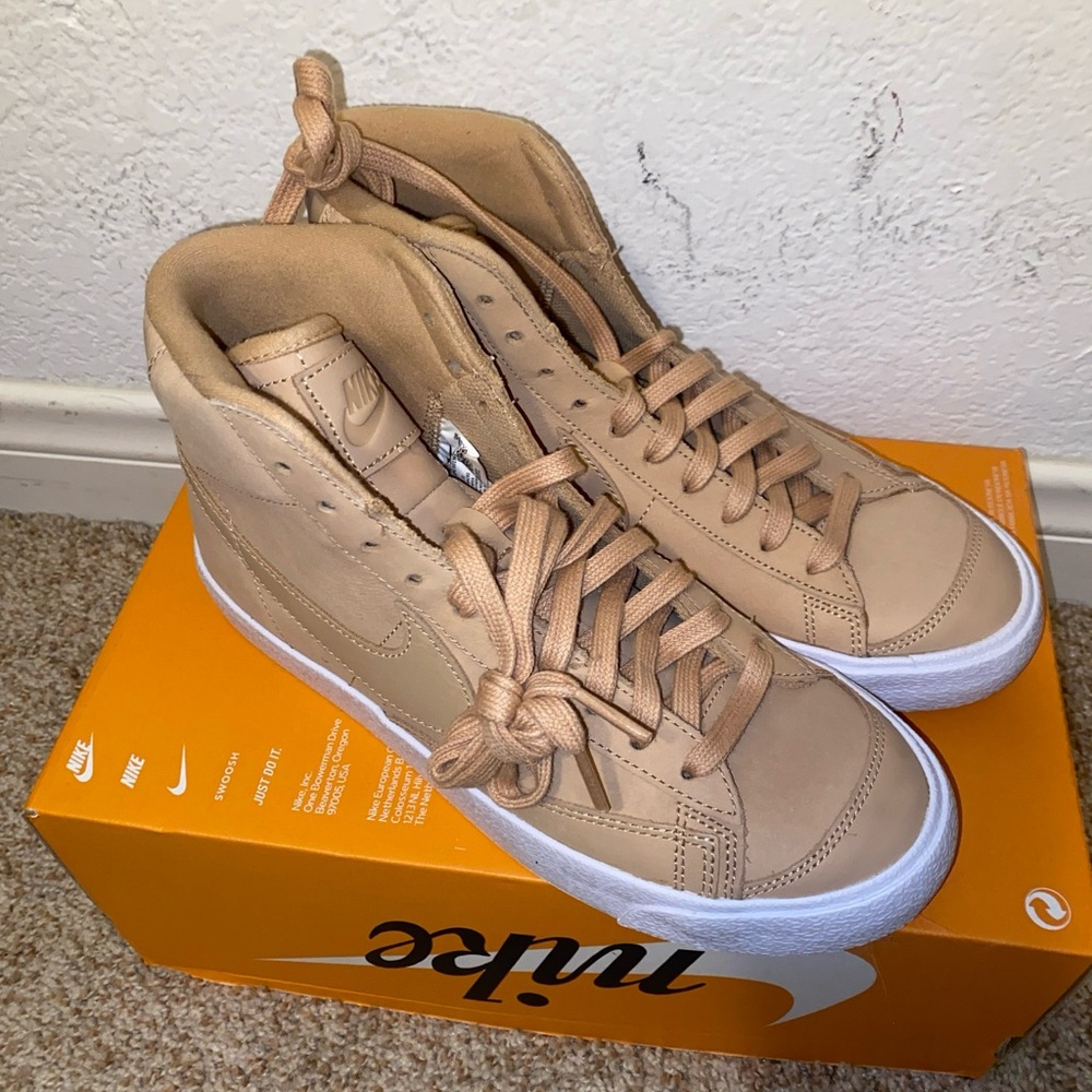 Nike Women’s High Top Sneakers Beige/Tan
